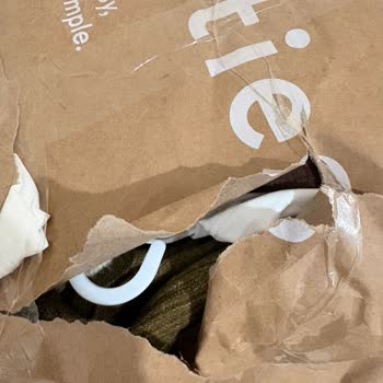 Kırık Poşetler Nedeniyle Online Siparişlerde Özen Eksikliği