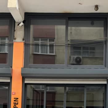 Ümraniye'de Pencere Önündeki Sarkık Türk Telekom Kabloları Çözülmüyor