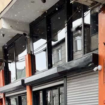 Ümraniye'de Pencere Önündeki Sarkık Türk Telekom Kabloları Çözülmüyor