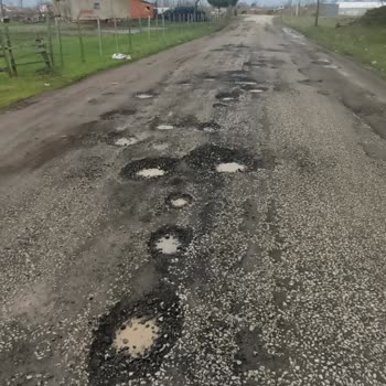 İçişleri Bakanlığı Çamlık Orman Parkı Ve Sahil Yolu Bozuk Asfaltı Halkı Tehlikeye Atıyor