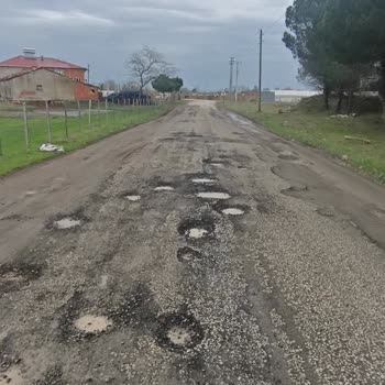 İçişleri Bakanlığı Çamlık Orman Parkı Ve Sahil Yolu Bozuk Asfaltı Halkı Tehlikeye Atıyor