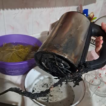 Kiwi Home Kettle Hiçbir Etken Olmadan Tutuştu!