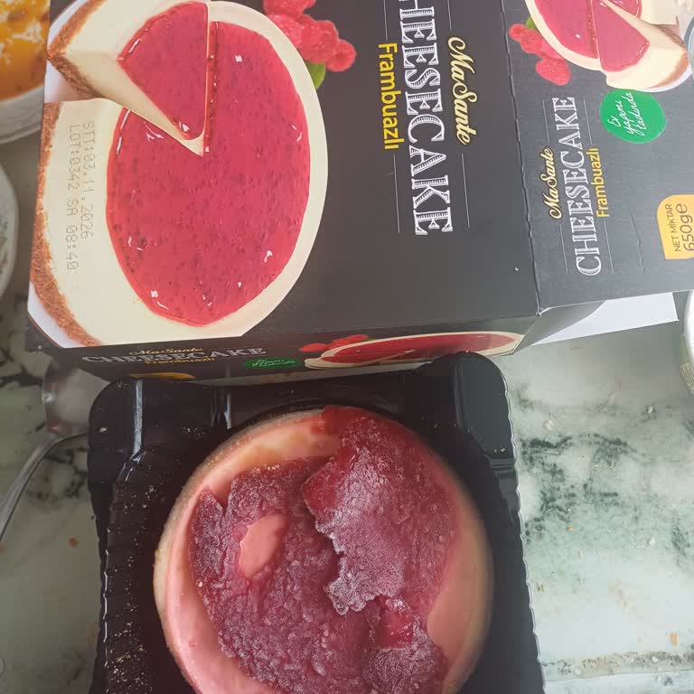 BİM Masante Frambuazlı Cheesecake Üst Kreması Yetersiz Ve Şekli Bozuk