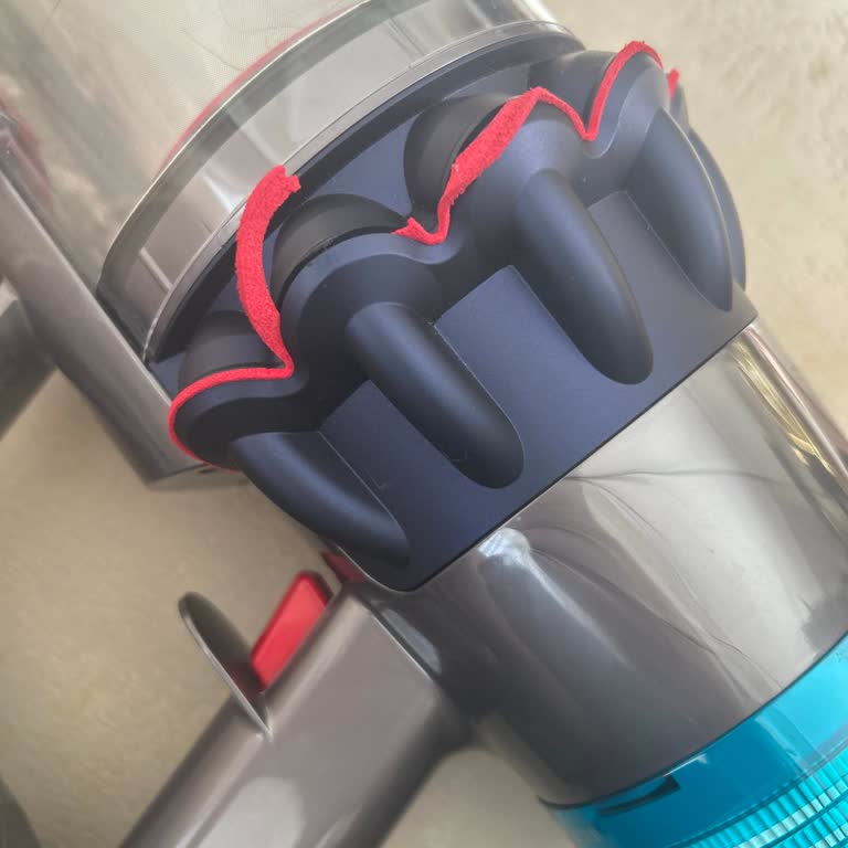 Dyson V15 Süpürgenin Lastikleri Bir Ayda Soyuldu, Güven Azaldı