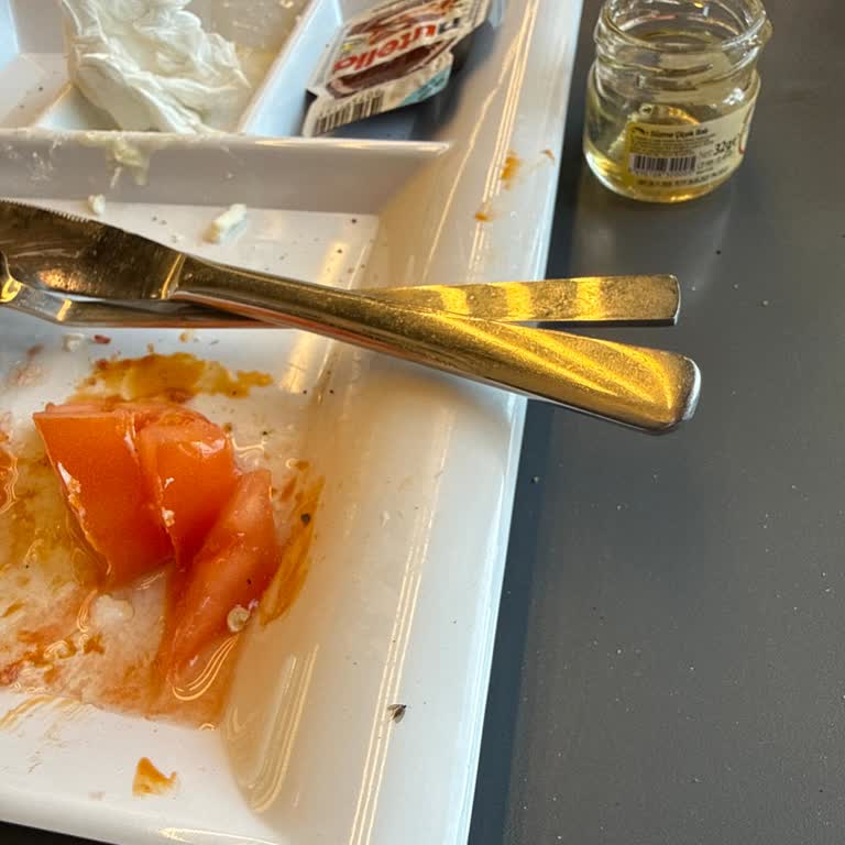 Denizli Sinpaş Köfteci Yusuf Şubesinde Hijyen Sorunu Ve Yetersiz Servis