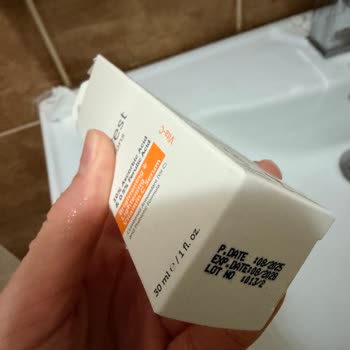 Göz Çevresinde Şiddetli Şişlik Yaratan C Vitamini Serumu