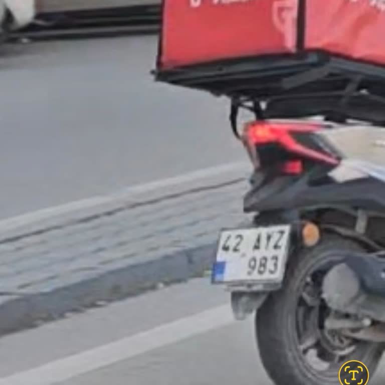 Motosikletli Kurye Kaldırıma Çıktı Ve Yayaların Güvenliğini Tehdit Etti