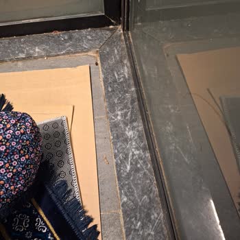 Bursa İhsaniye Mescidinde Ters Halı, Ölü Böcek Ve Aşırı Kirli Zemin Şikayeti