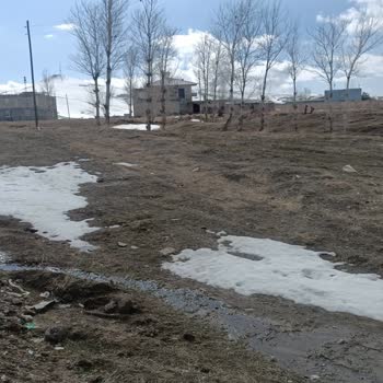 Edremit’te Kar Ve Çamurla Kapalı Yol İçin Acil Temizlik Ve Kumlama Talebi