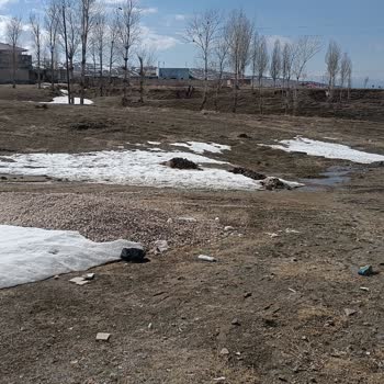 Edremit’te Kar Ve Çamurla Kapalı Yol İçin Acil Temizlik Ve Kumlama Talebi