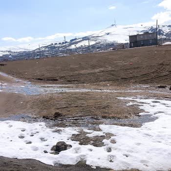 Edremit’te Kar Ve Çamurla Kapalı Yol İçin Acil Temizlik Ve Kumlama Talebi