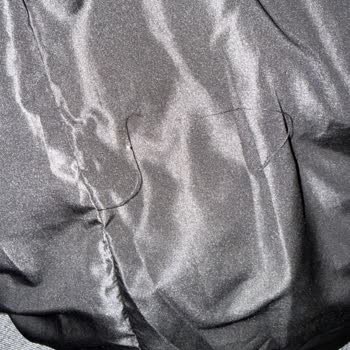 Back And Bond Puffer Montunun Şapka Bölümünde Dikiş Atması