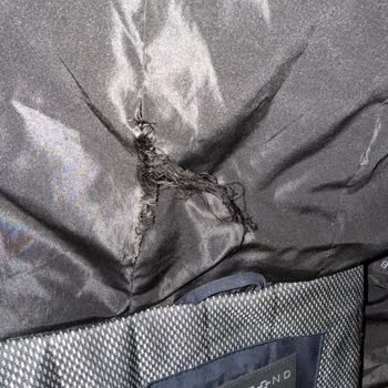 Back And Bond Puffer Montunun Şapka Bölümünde Dikiş Atması