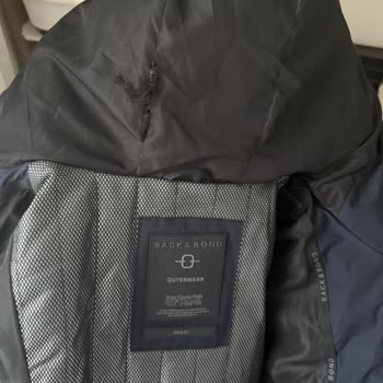 Back And Bond Puffer Montunun Şapka Bölümünde Dikiş Atması