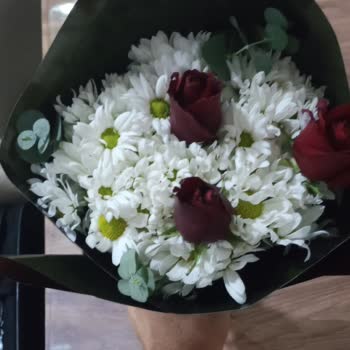 Sevgililer Günü Buket Siparişinde 13 Gül Yerine 3 Gül Gönderildi