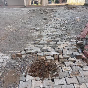 Bozuk Zemin Ve Düzensiz Parke Taşları İçin Acil Düzeltme Talebi