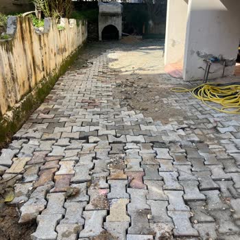 Bozuk Zemin Ve Düzensiz Parke Taşları İçin Acil Düzeltme Talebi