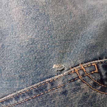 Kısa Sürede Yırtılan Kot Pantolon İçin Ücret İadesi Talebi