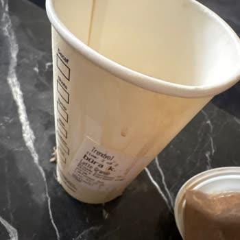 Açık Kapaklı Kahve Siparişi Halıya Döktü, Ücret İadesi Ve Halı Yıkama Masrafı Talebi