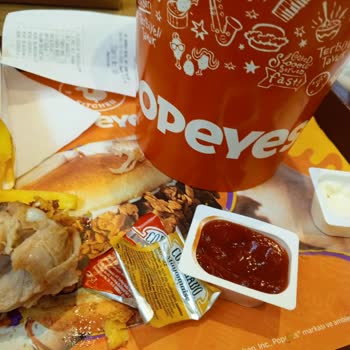 Popeyes Şubesinde Çiğ Tavuk Ve Kan Sızıntısı
