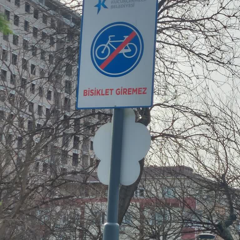 Küçükçekmece Macera Parkı’nda Paten Pistine Bisiklet Ve Top Oynayanlara Karşı Güvenlik Eksikliği