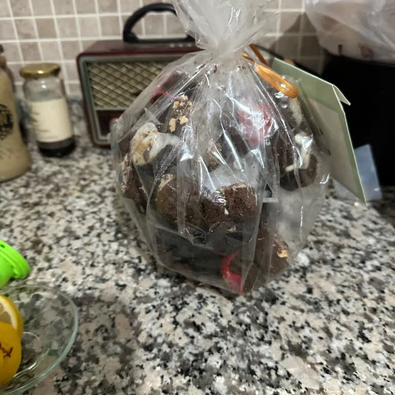 Çiçek Sepeti Teslim Edilmediği Görünen Kırmızı Gül Buketi ve Bozulmuş Kek Şikayetim