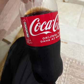 Coca-Cola Şişesinde Böcek Ve Silinmiş Tarih Etiketi