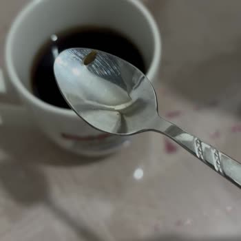 Coca-Cola Şişesinde Böcek Ve Silinmiş Tarih Etiketi