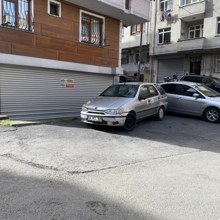 Hurda Araç Sokakta Üç Araçlık Park Alanını İşgal Ediyor