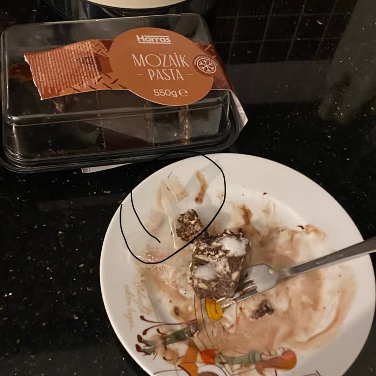 Harras Mozaik Pastada Poşet Çıktı: Sağlık Endişesi Ve Güven Kaybı