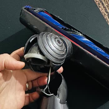 Dyson V10 Süpürge Başlığı Ani Kırıldı, Garanti Değişimi Talebi