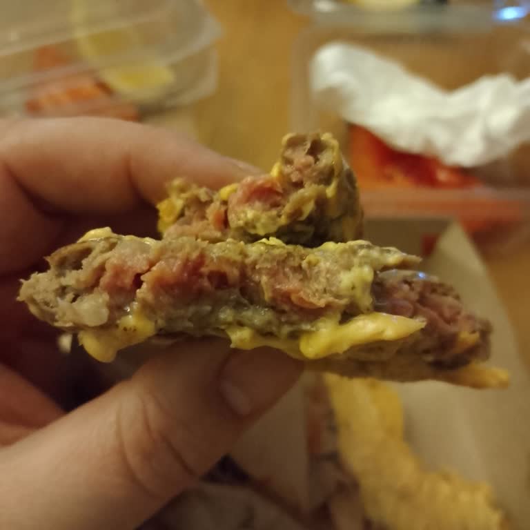 Köfteci Yusuf Şubesinde Çiğ Hamburger Ve Cevapsız Şikayet