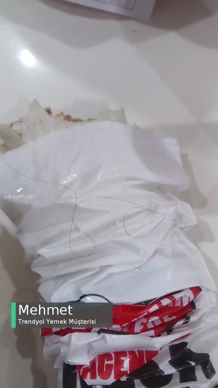 Trendyol Yemek Dürümden Bayan Saçı Çıktı videonun kapak resmi