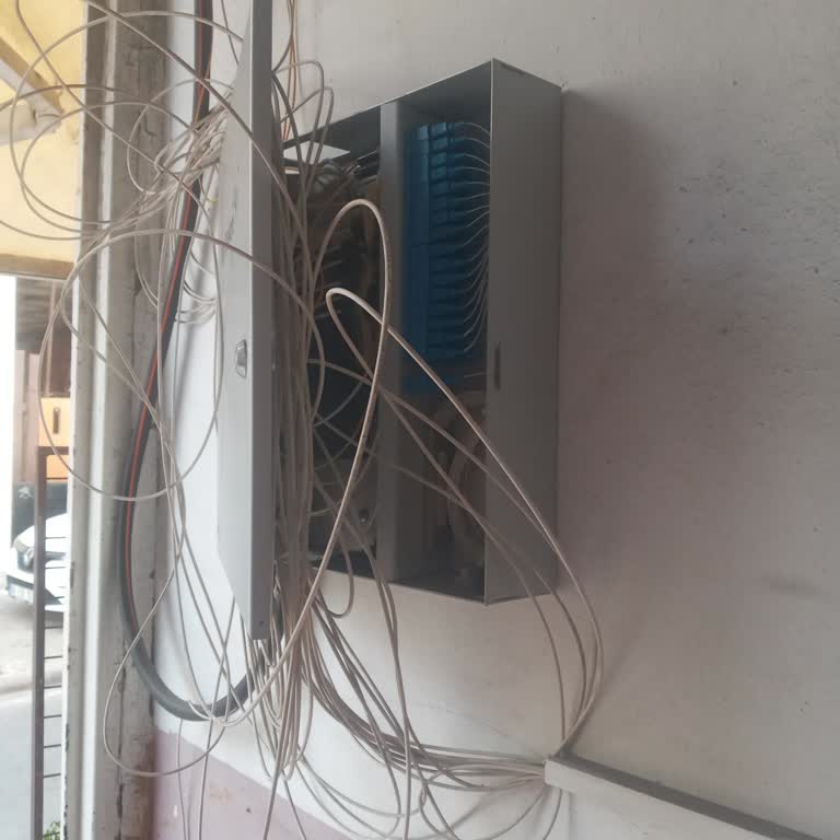 Marmaris'te Açık Fiber Kutusu Ve Dağınık Kablolar İçin Acil Düzenleme Talebi