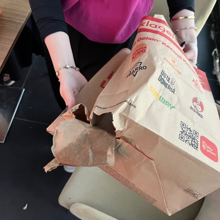 Popeyes Şubesinde Çifte Ücret Ve Saygısız Personel