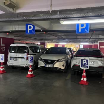 Engelli Park Alanları Yetkisiz Araçlar Tarafından İşgal Edildi