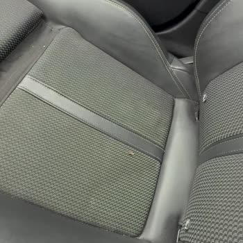 Cam Değişimi Sonrası Araç İçinin Kirli Ve Özensiz Teslimi