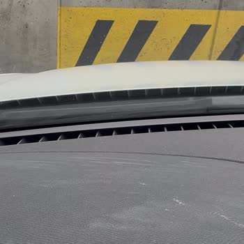 Cam Değişimi Sonrası Araç İçinin Kirli Ve Özensiz Teslimi