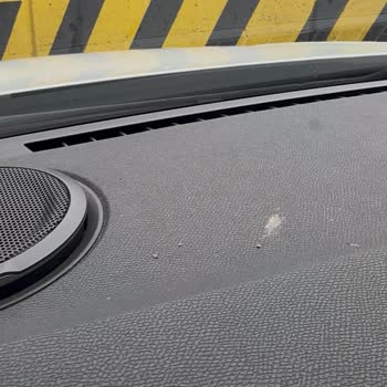 Cam Değişimi Sonrası Araç İçinin Kirli Ve Özensiz Teslimi