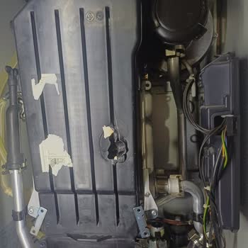 Ariston Kombi Üst Kapağı Eridi Ve İç Kısımları Yanarak Ciddi Güvenlik Riski Oluşturdu