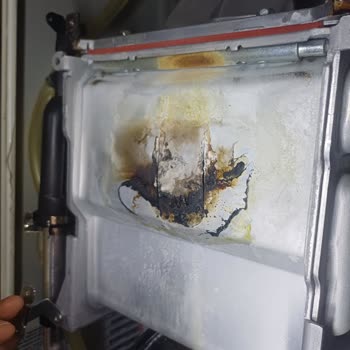 Ariston Kombi Üst Kapağı Eridi Ve İç Kısımları Yanarak Ciddi Güvenlik Riski Oluşturdu