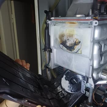 Ariston Kombi Üst Kapağı Eridi Ve İç Kısımları Yanarak Ciddi Güvenlik Riski Oluşturdu