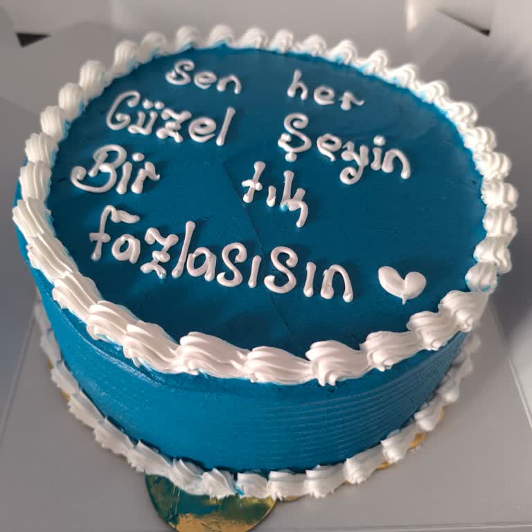 Lacivert Renk Talebine Uymayan Doğum Günü Pastası Şikayeti