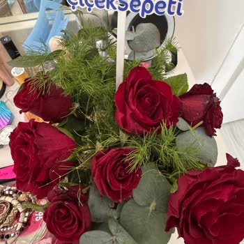 Güllerin Kurumuş Ve Özensiz Olduğu Teslimat