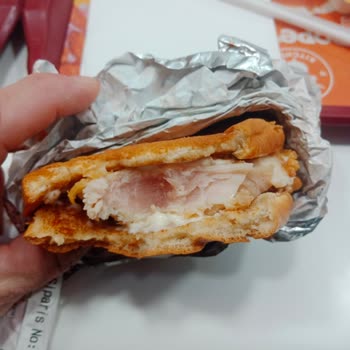 Popeyes’te Çiğ Hamburger Sunumu Müşteri Sağlığını Tehlikeye Attı