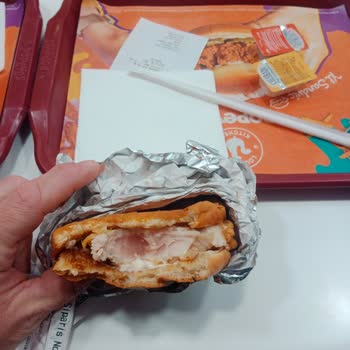 Popeyes’te Çiğ Hamburger Sunumu Müşteri Sağlığını Tehlikeye Attı