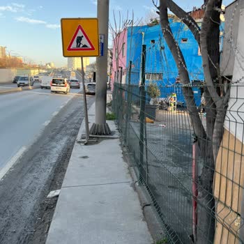 Ayvalıdere Üst Geçidi Kaldırımının Kullanılamaz Olması Ve Tabelaların Kaldırılması Talebi