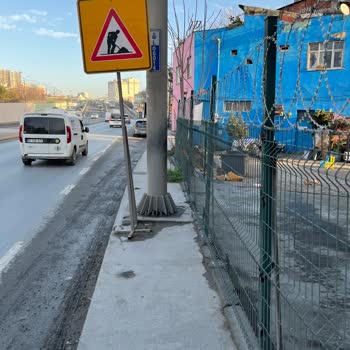 Ayvalıdere Üst Geçidi Kaldırımının Kullanılamaz Olması Ve Tabelaların Kaldırılması Talebi