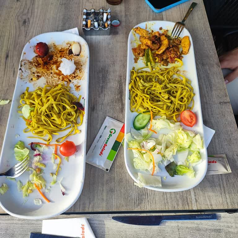 Green Salads Köri Soslu Tavukta Yanlış Tat Ve Yetersiz Servis