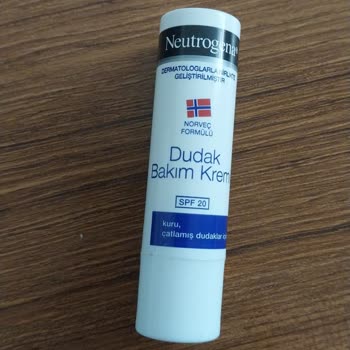 Neutrogena Dudak Kremi İçindeki Sert Kristaller Dudağımı Yırtıyor